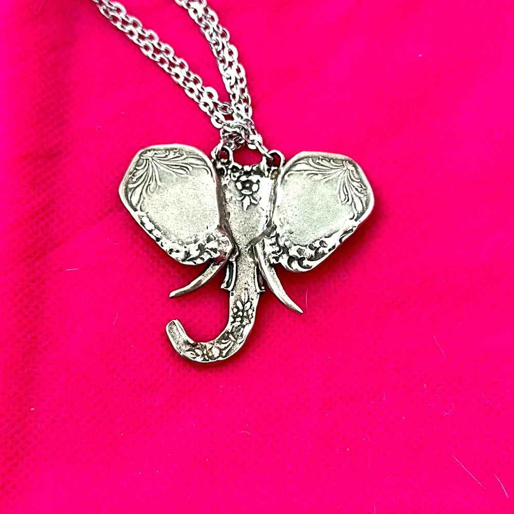 Elephant necklace made out of real silverware and the silverware is the spoon - Picture 3 of 4